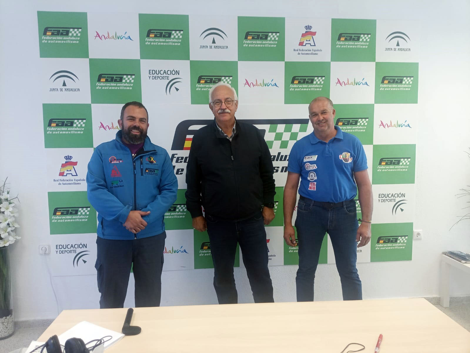 Manuel Campos y Juan Millán, organizadores del Campeonato Extremo 4x4, con Manuel Alonso, presidente de la Federación Andaluza de Automovilismo.