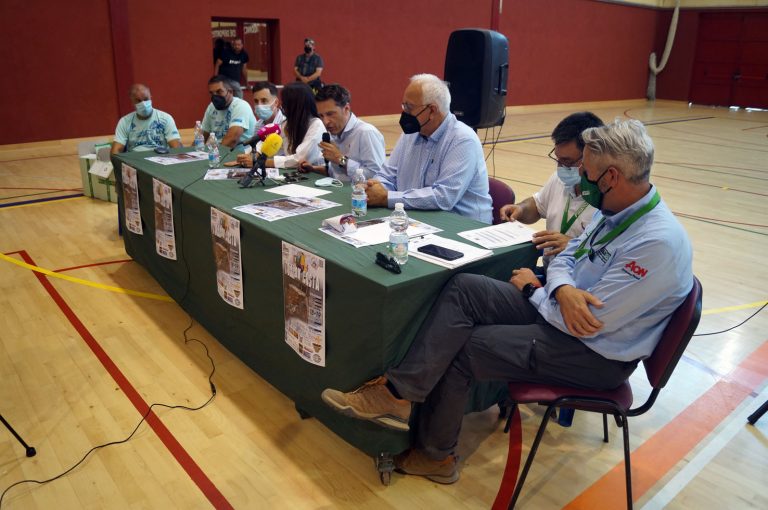 El pabellón de deportes de Torrox acoge la presentación a la prensa de la prueba internacional Trofeo Iberian King 4×4