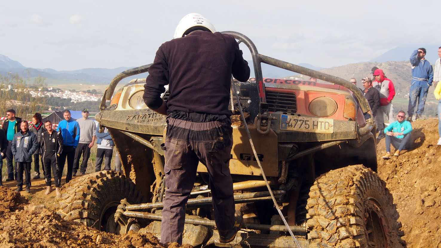 Equipo preparando el winch para poder salir de una zona.