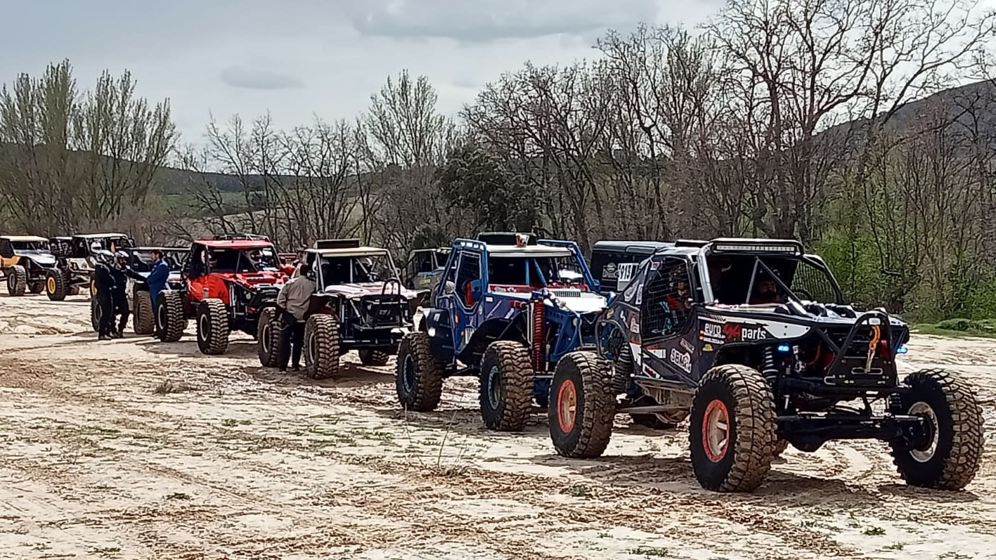 Vehículos preparados para tomar la salida en el Extreme 4x4 Fuentetoba 2022.