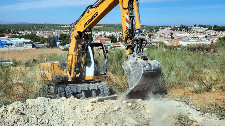 Maquinaria pesada preparando el circuito donde tendrá lugar la prueba.