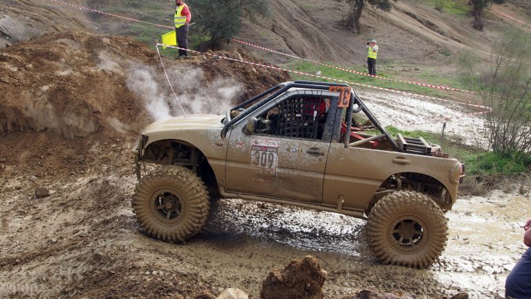 El equipo Electromecánica Óscar se enfrenta a una pendiente embarrada en el Extreme 4x4 Pizarra 2022.