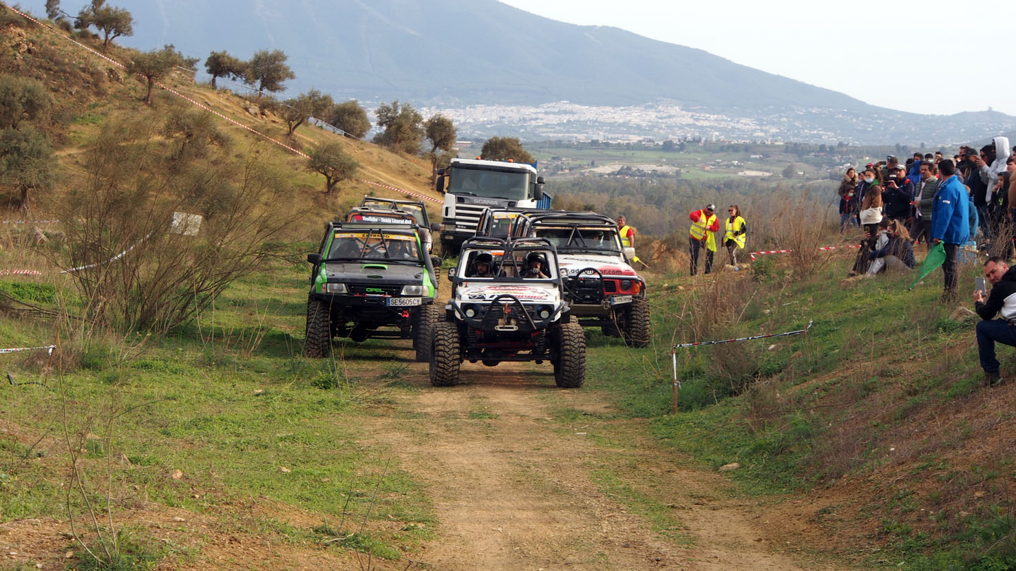 Vehículos se preparan para tomar la salida en el IV Extreme 4x4 de Pizarra.