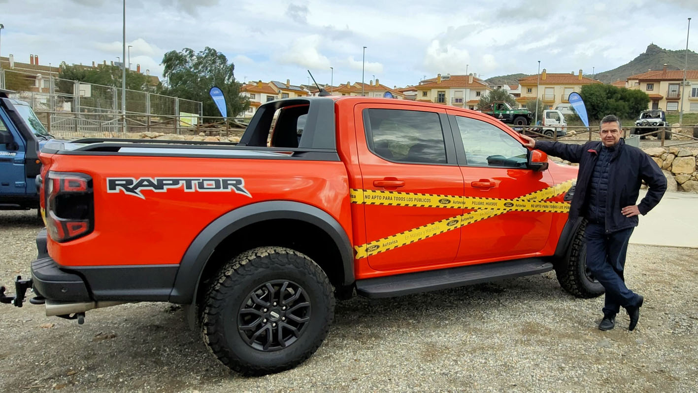 Javier Cobo jefe de ventas Ford Autovisa con el nuevo Raptor.