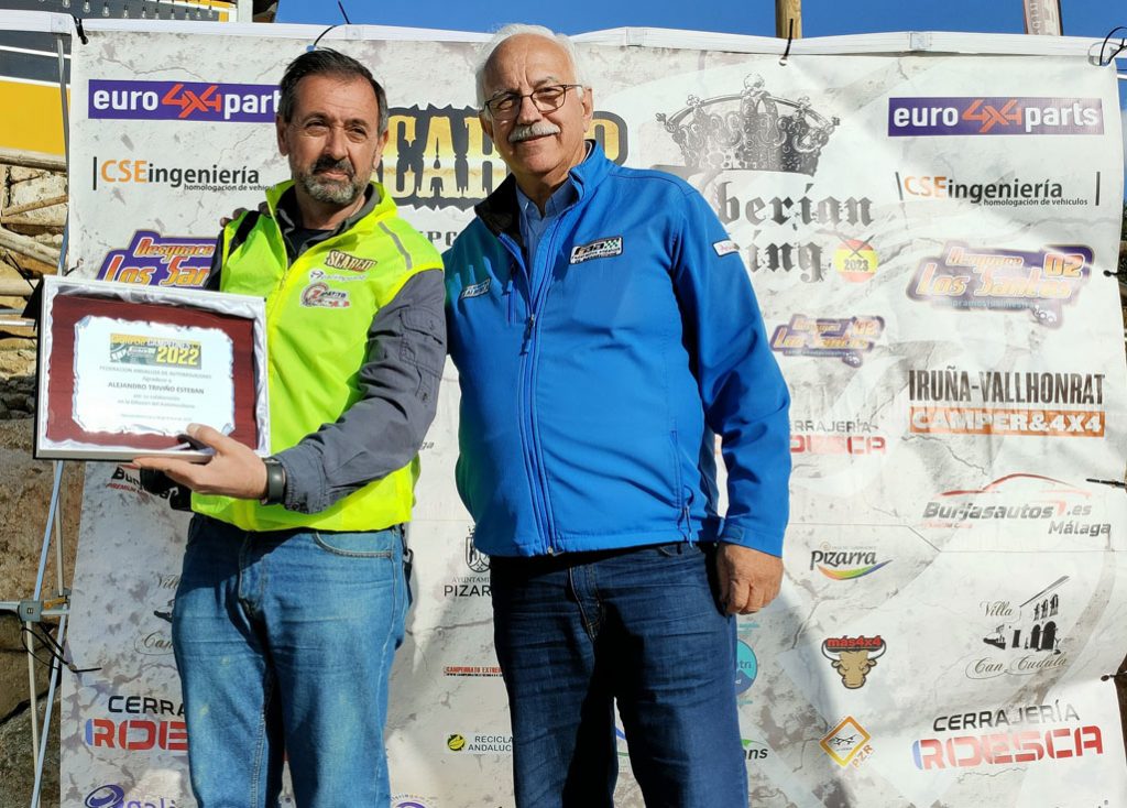 Manuel Alonso Presidente de la Federación Andaluza de Automovilismo entrega reconocimiento a Alejandro Triviño.