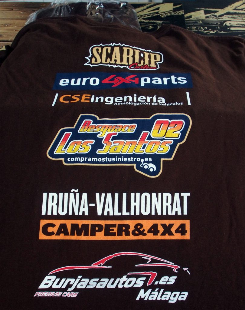 Firmas colaboradoras de Scarlip Custom en la camiseta de edición limitada.