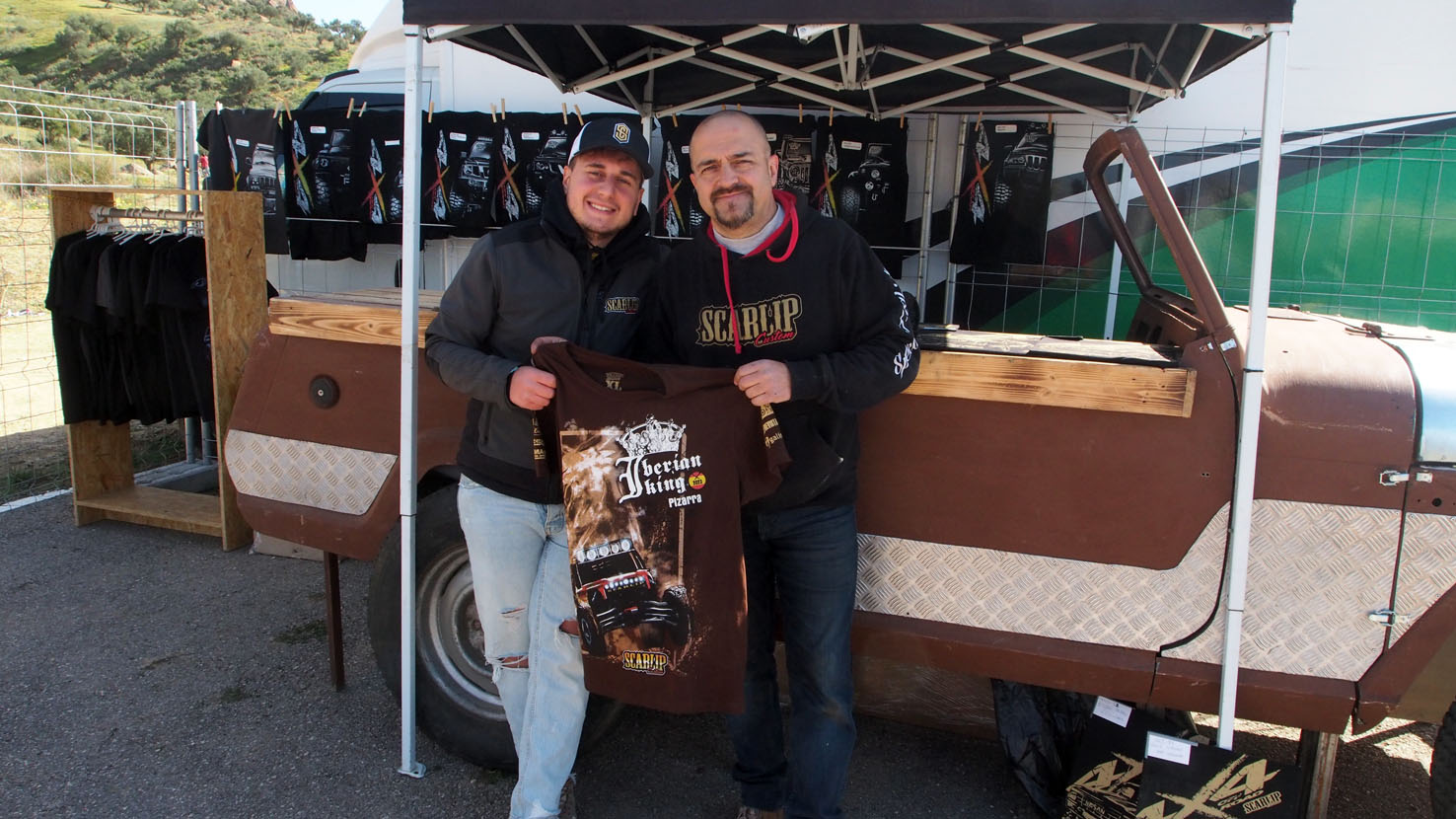 Fernando y Sergio de Scarlip Custom con la camiseta edición limitada del V Extreme 4x4 de Pizarra 2023.