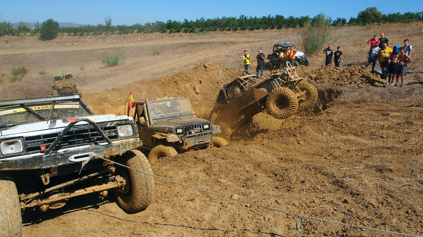 Extreme 4x4 Super Tirolina zanja con barro.