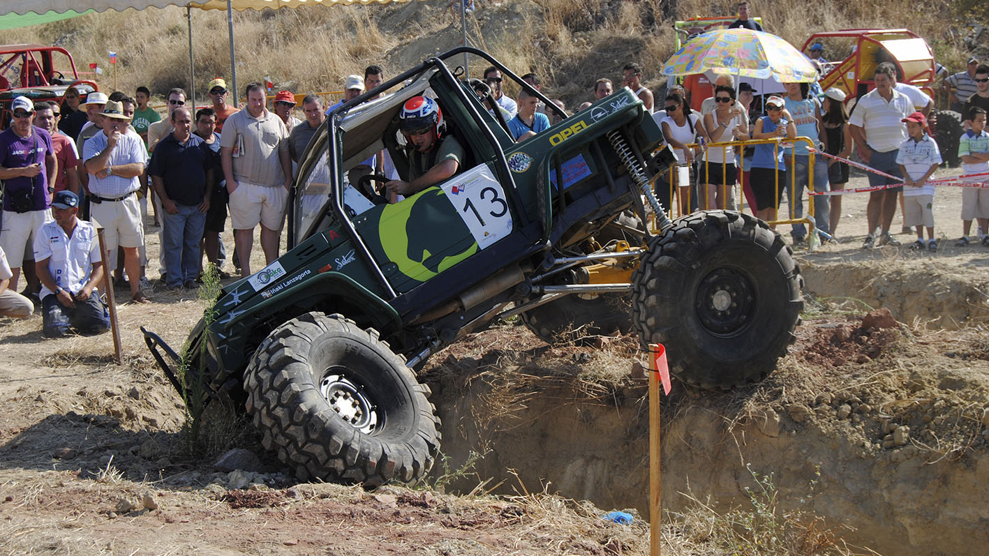 Suzuki Proto superando un obstáculo en Trial 4x4.