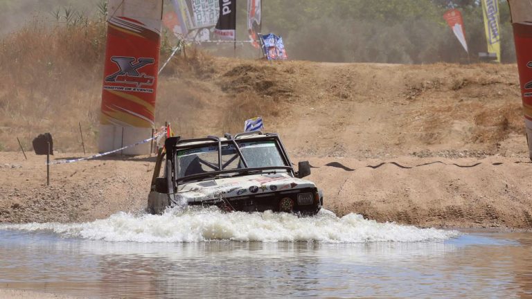 Equipo DC Xtreme 4x4 realizando un vadeo en la cita de Couço.