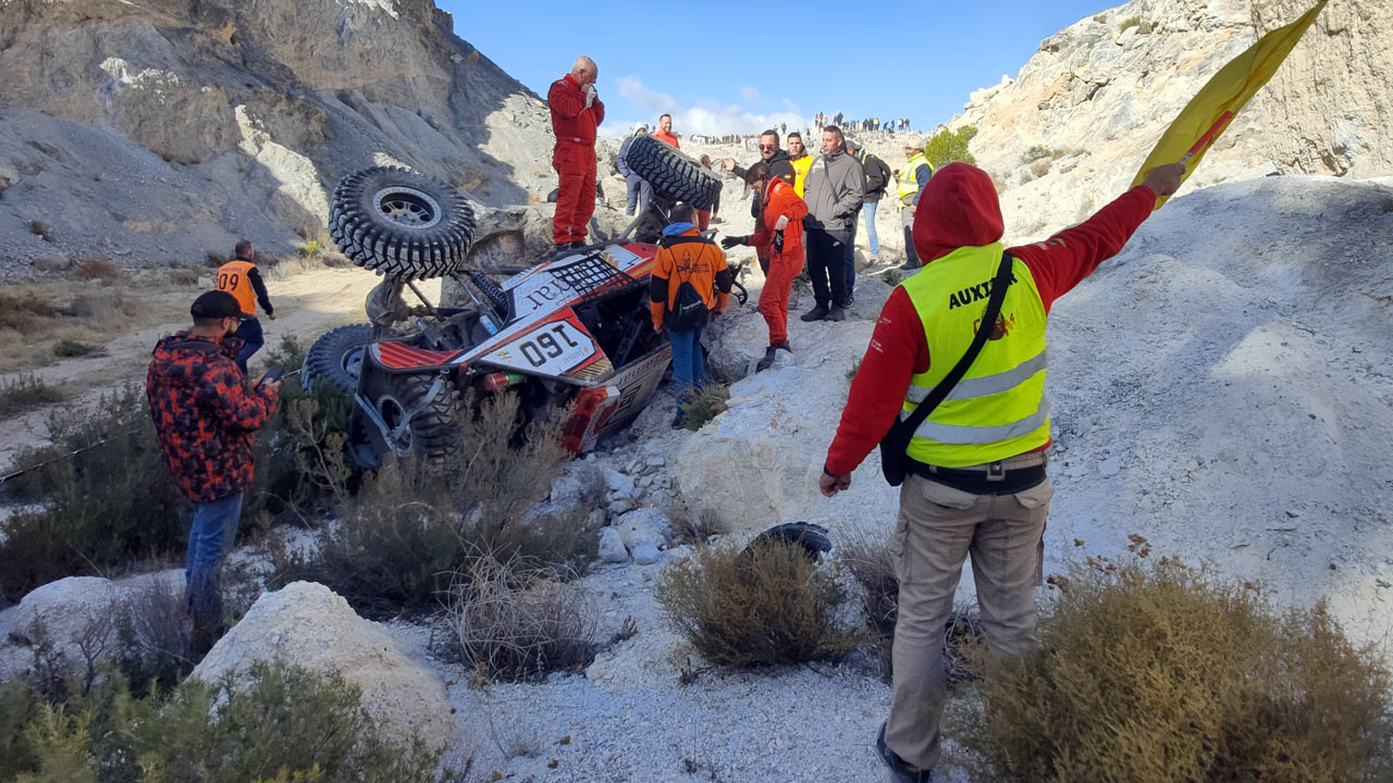 Auxiliar señalando vuelco en el II Extreme 4x4 de Baza 2025.
