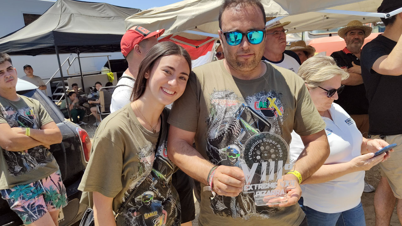Participantes Extreme 4x4 de Pizarra con la camiseta oficial.
