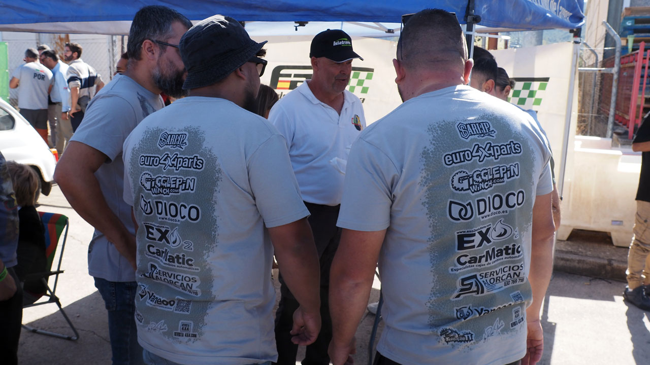Equipos con la camiseta oficial I Extreme 4x4 Beas de Segura.