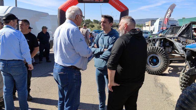 Manuel Alonso, presidente de la Federación Andaluza de Automovilismo (FAA); José Alberto Rodríguez, alcalde de Beas de Segura y Ángel Nova, organizador local.